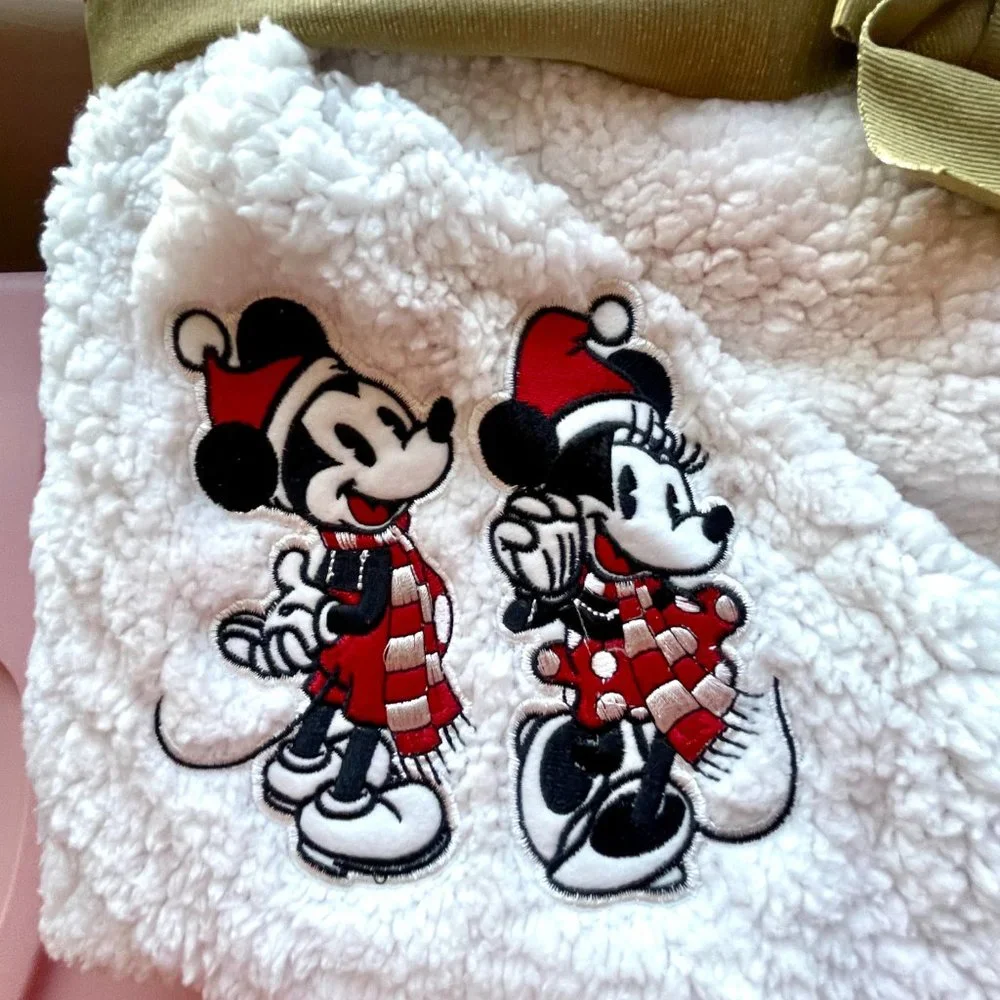 New Disney Store Throw Blanket Mickey Minnie Mouse Red White Snowflake NWT